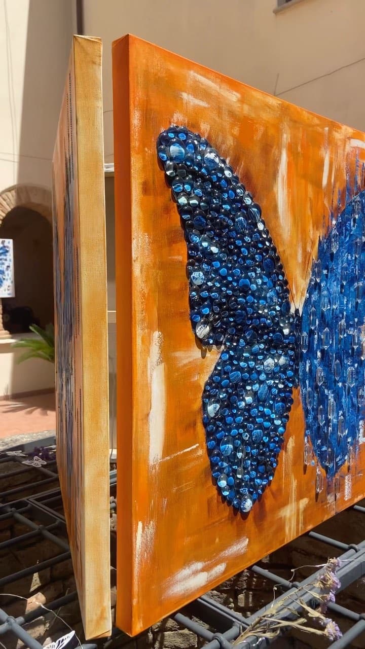Butterfly Matrix Cristal seen from the side at an exhibition, showing the relief of the drops and crystals.